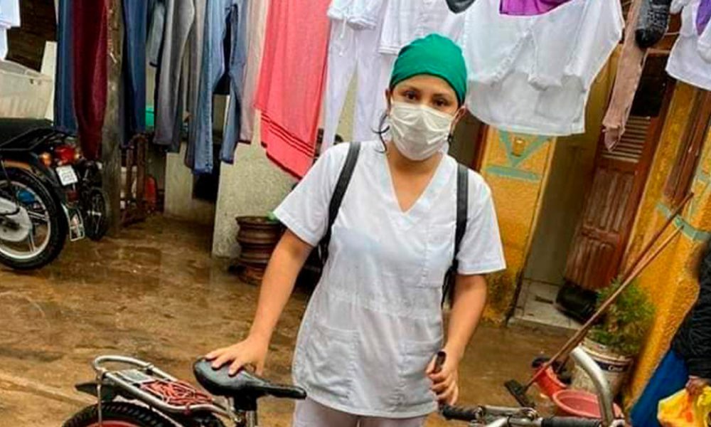 La imagen de una enfermera boliviana que recorre las calles inundadas en bicicleta se viraliza en las redes