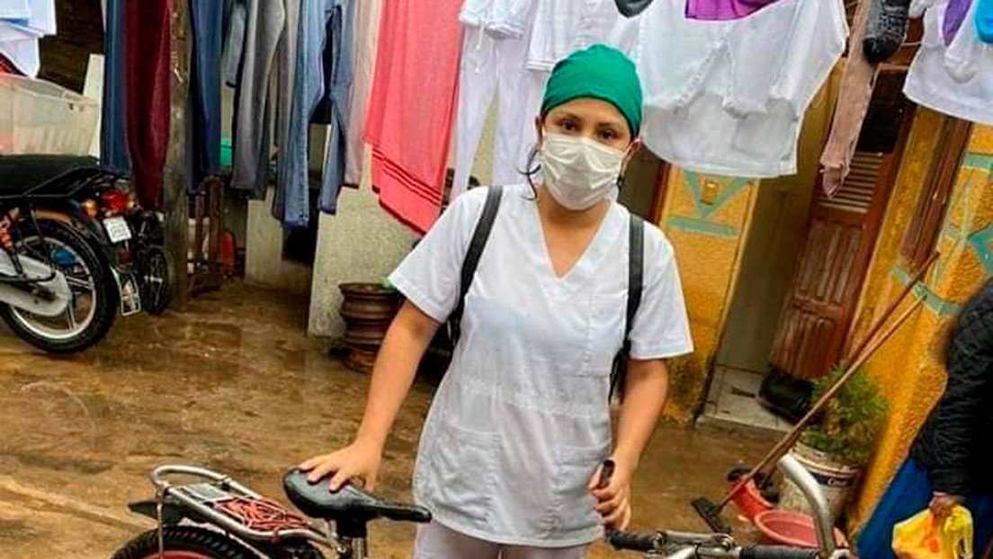 La imagen de una enfermera boliviana que recorre las calles inundadas en bicicleta se viraliza en las redes