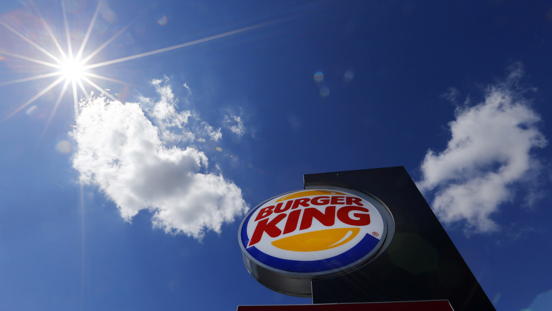 Video | Un Tesla confunde el logotipo de Burger King con una señal de 'pare' (y se convierte en una campaña publicitaria)