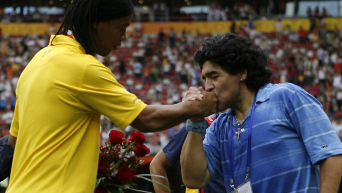 Ronaldinho podría volver a jugar fútbol de la mano de Maradona