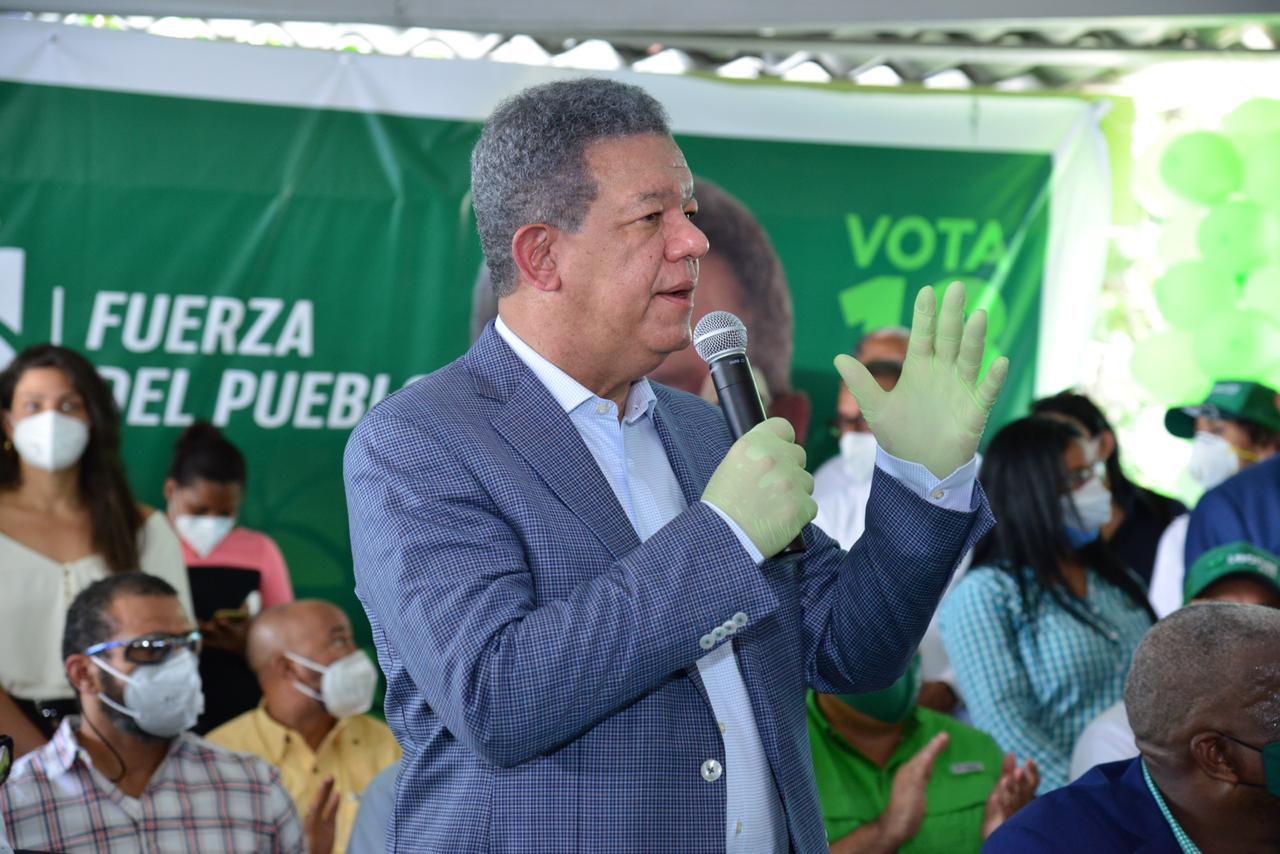 Leonel Fernández juramenta en FP a cientos de dirigentes que sufrían atropellos en el Gobierno