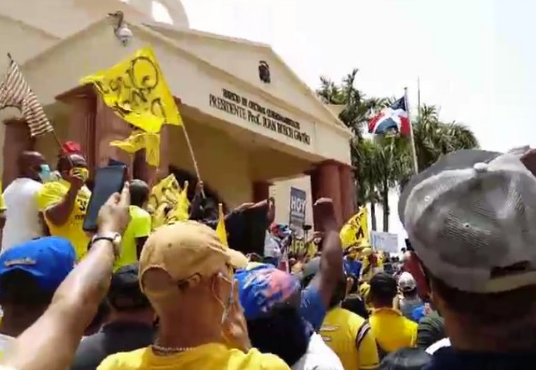Personas se apuestan en el Palacio Nacional para exigir 30% de las AFP