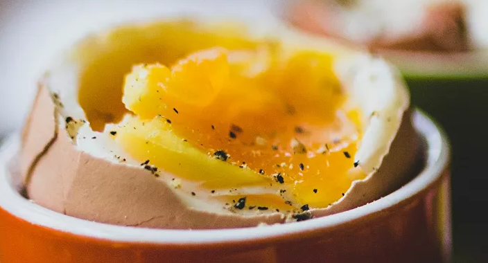 El insólito y simple método para cocinar un huevo duro perfecto sin agua