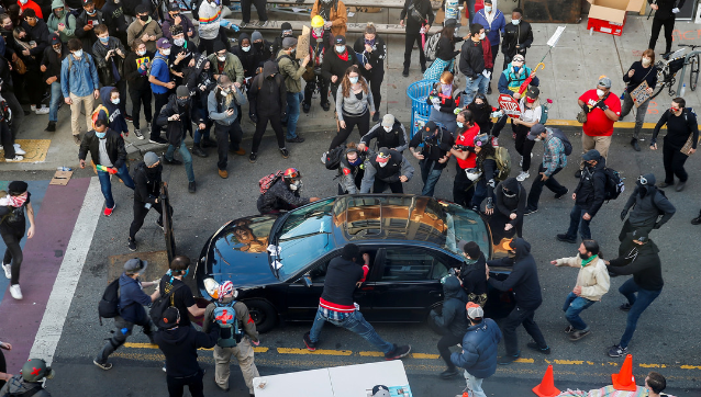 Video | Momento en el que una persona conduce un auto hacia una multitud de manifestantes y abre fuego en Seattle
