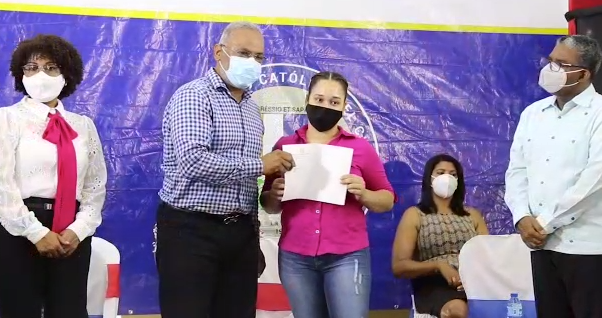 Video | Estudiantes de UCATECI reciben ayudas universitarias del senador Félix Nova