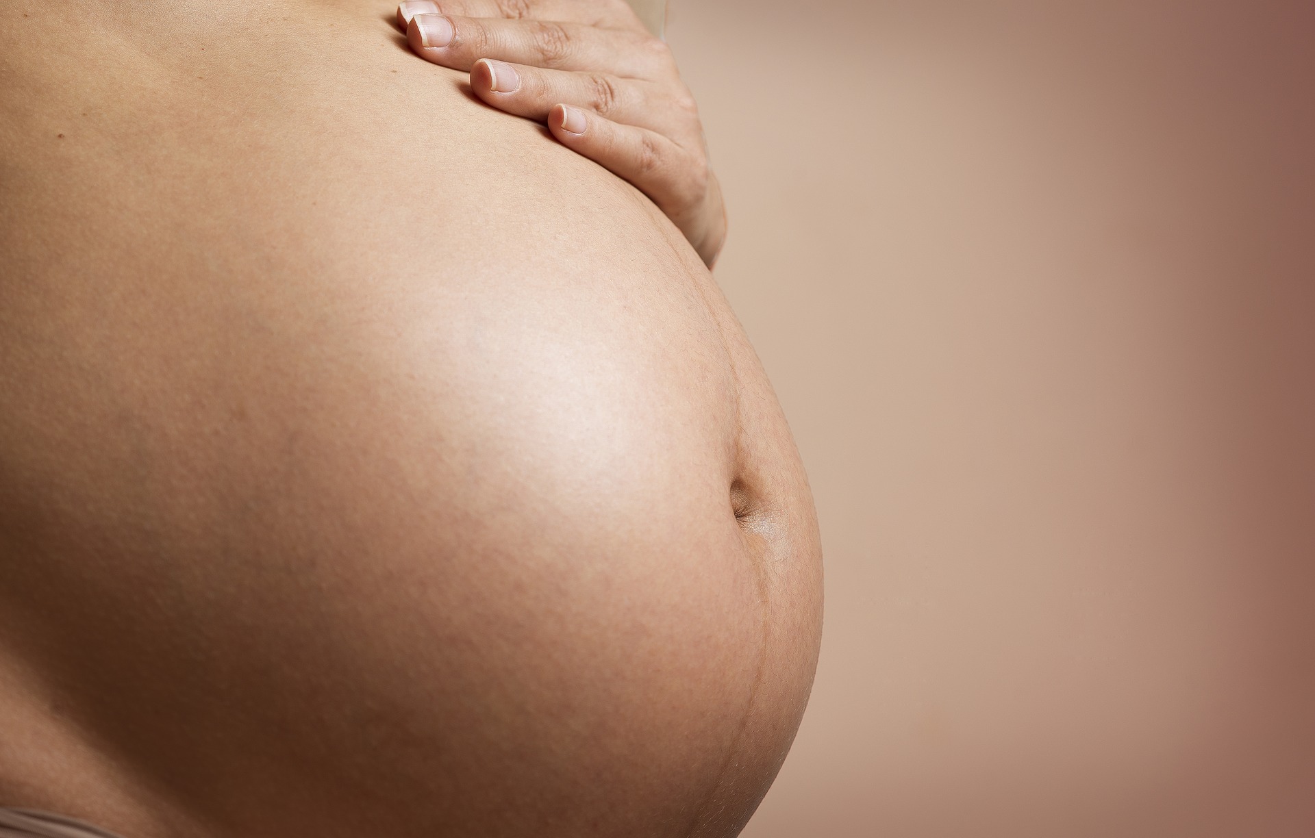 ¿El COVID-19 puede afectar en el embarazo?
