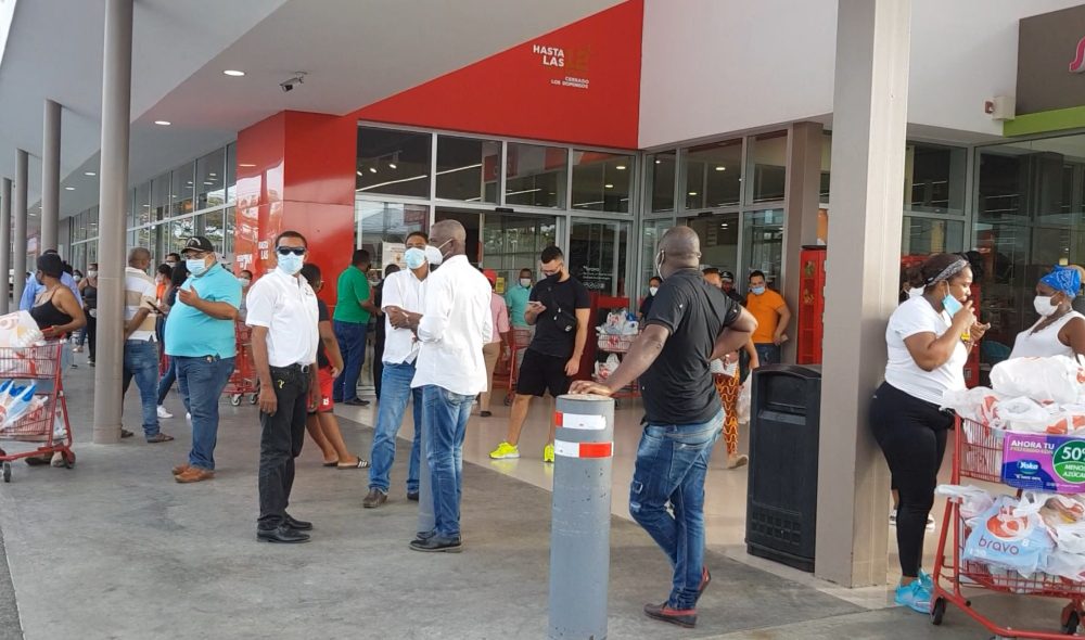 Videos | Dominicanos abarrotan supermercados ante llegada de la tormenta Isaías