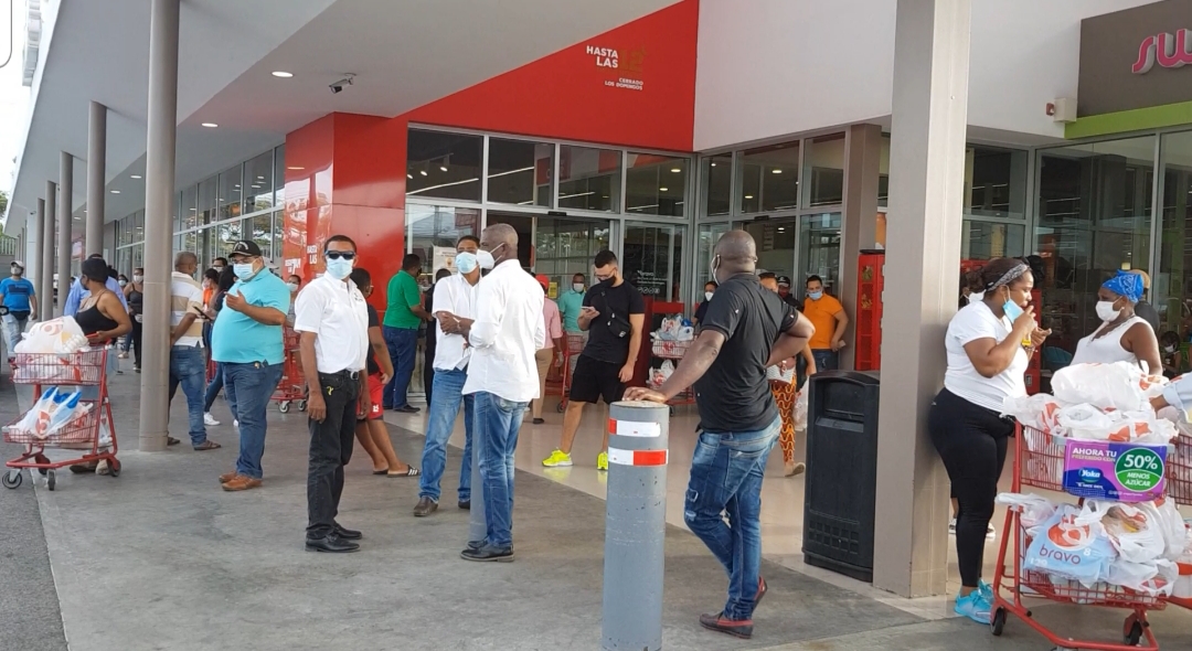 Videos | Dominicanos abarrotan supermercados ante llegada de la tormenta Isaías