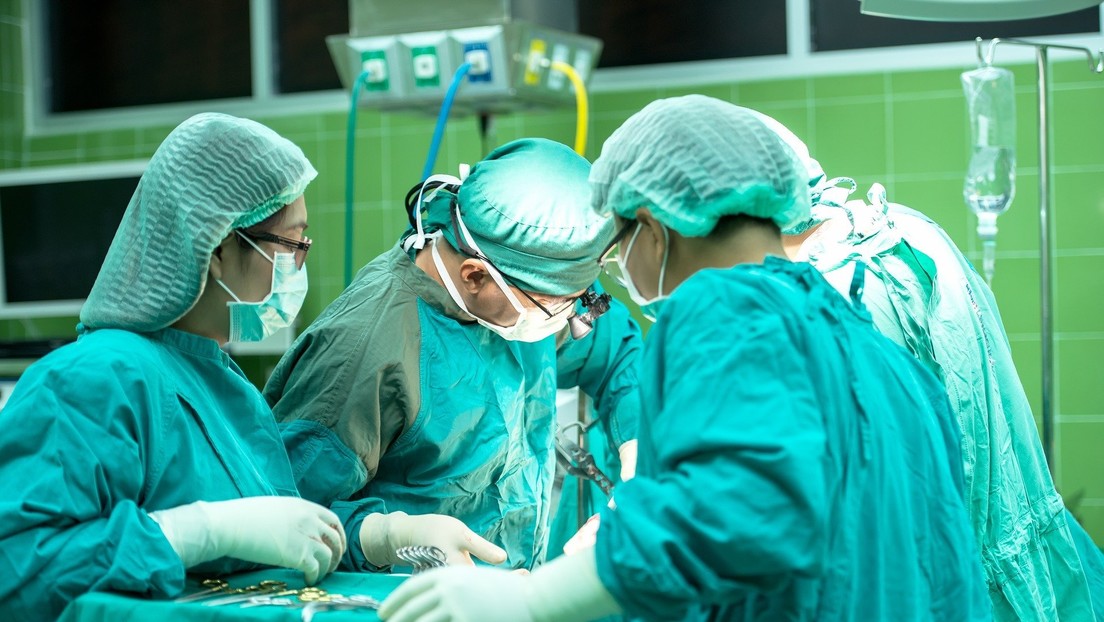 Cirujanos logran por primera vez reimplantar con éxito el pene de un hombre casi un día después de que se lo amputara