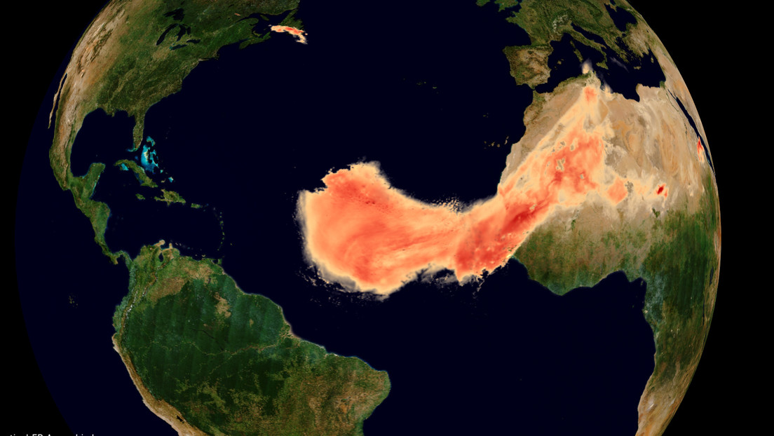 Video | Captan cómo 'Godzilla', una de las mayores nubes de polvo del Sáhara registradas, se extiende a través del Atlántico