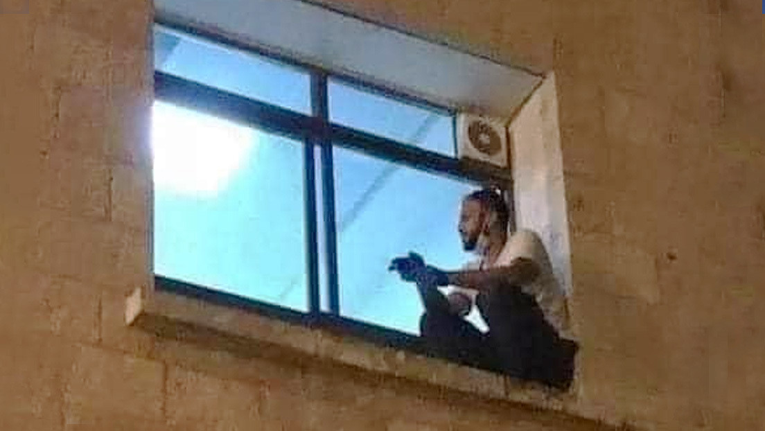 Un hombre trepa la pared de un hospital para despedirse de su madre antes de que fallezca por covid-19