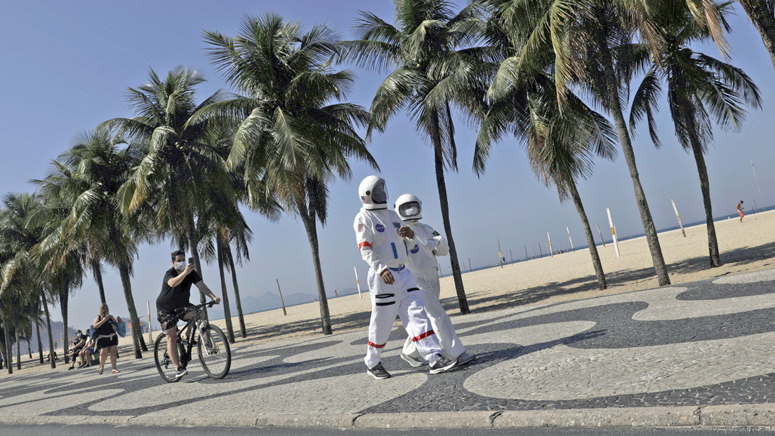 'Odisea 2020': Dos jubilados brasileños usan trajes espaciales como 'protección total' frente al coronavirus