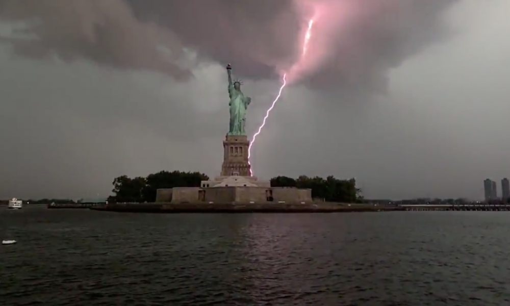 Video | El instante en que un rayo impacta varias veces en la Estatua de la Libertad