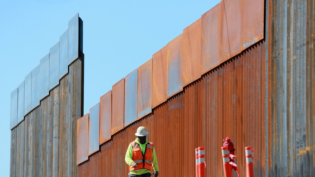 Imágenes virales supuestamente muestran el colapso parcial del muro fronterizo de Trump por el paso del huracán Hanna