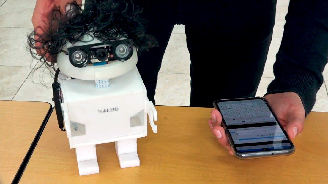 Nacho, el robot diseñado en Ecuador para enseñar a niños a leer y escribir, inspirado en el famoso libro escolar