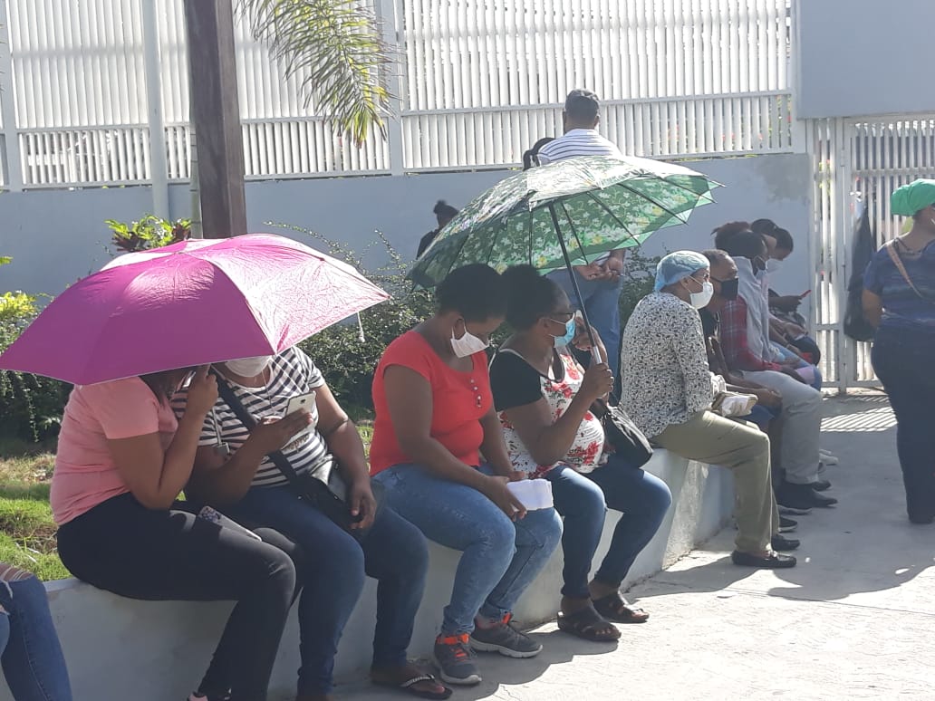 Video | Decenas de personas hacen largas filas en Hospital Moscoso Puello para prueba de Covid-19