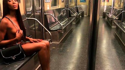Naomi Campbell posó desnuda en el subte de Nueva York