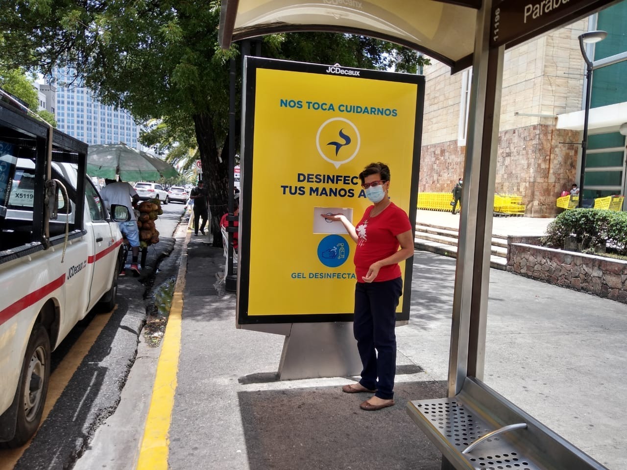 Sirena coloca dispensadores de gel desinfectante en las paradas de autobuses de Santo Domingo