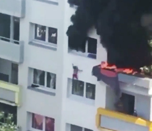 VIDEO | Dos niños atrapadados en un piso en llamas salvan su vida tras saltar desde 12 metros de altura