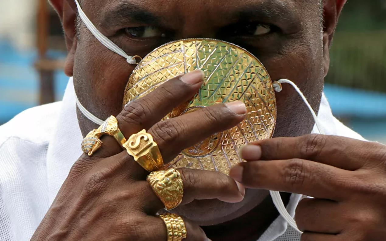 Un indio lleva una mascarilla de 2,5 kilos de oro: ¿protección o lujo?