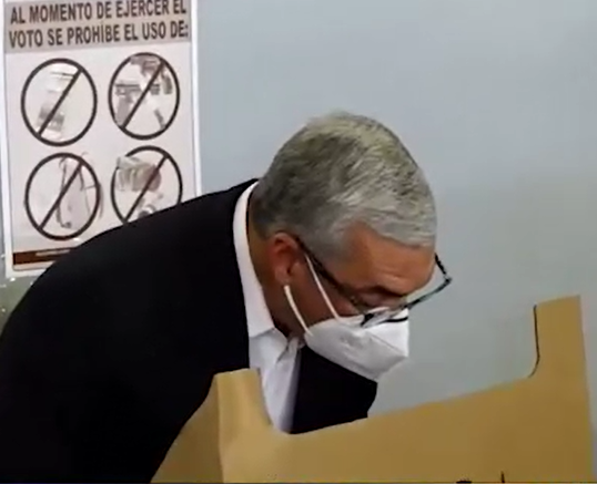 Video | Gonzalo Castillo ejerce su derecho al voto en el colegio Quisqueya