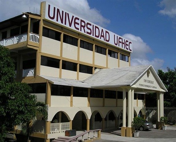 Egresados de la Universidad UFHEC reclaman código para legalizar títulos