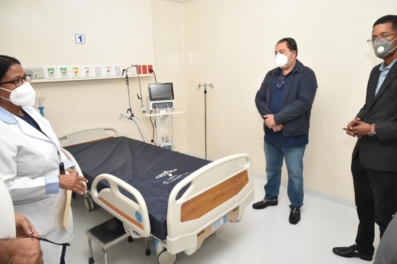 Director SNS visita hospitales y anuncia nuevas camas COVID-19 en el Robert Reid