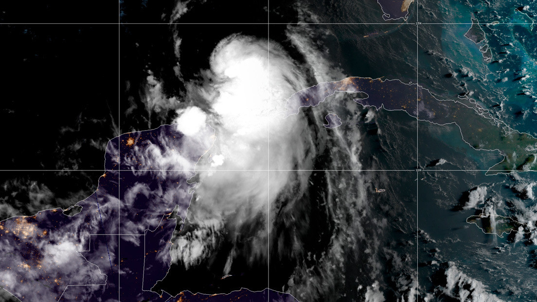 La tormenta tropical Laura se convierte en un huracán a su entrada en el Golfo de México
