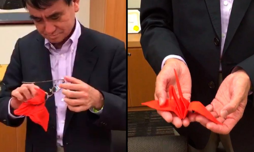 Video | Ministro de Defensa de Japón muestra paño "de alta tecnología", se convierte en una grulla de origami
