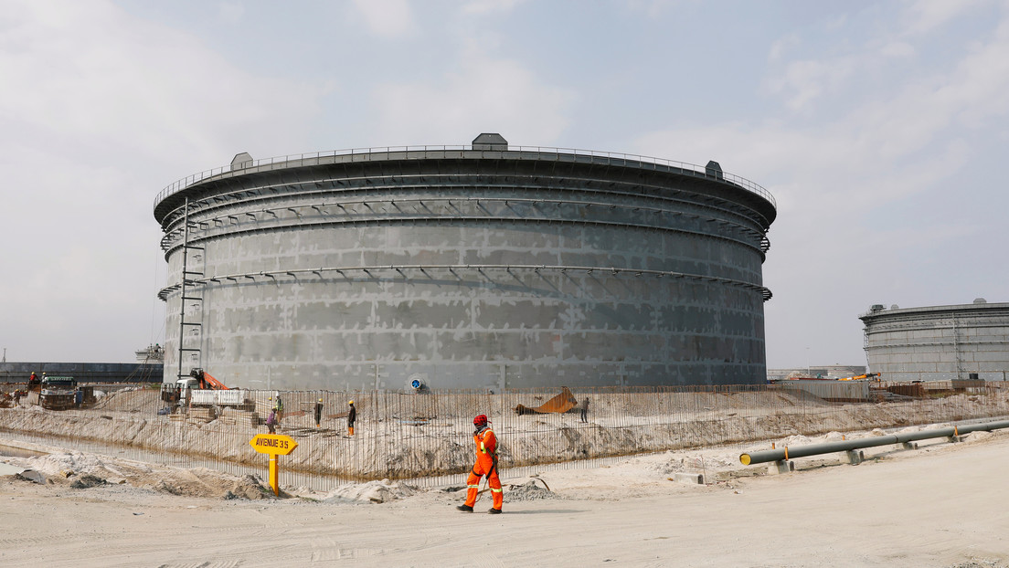 El hombre más rico de África planea invertir 15.000 millones de dólares en una refinería