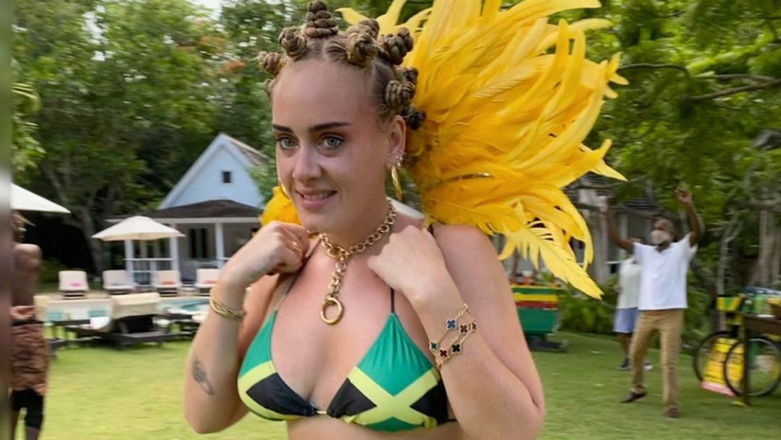 Adele es criticada por "apropiación cultural" tras posar con un bikini de bandera jamaiquina y peinado afrocaribeño