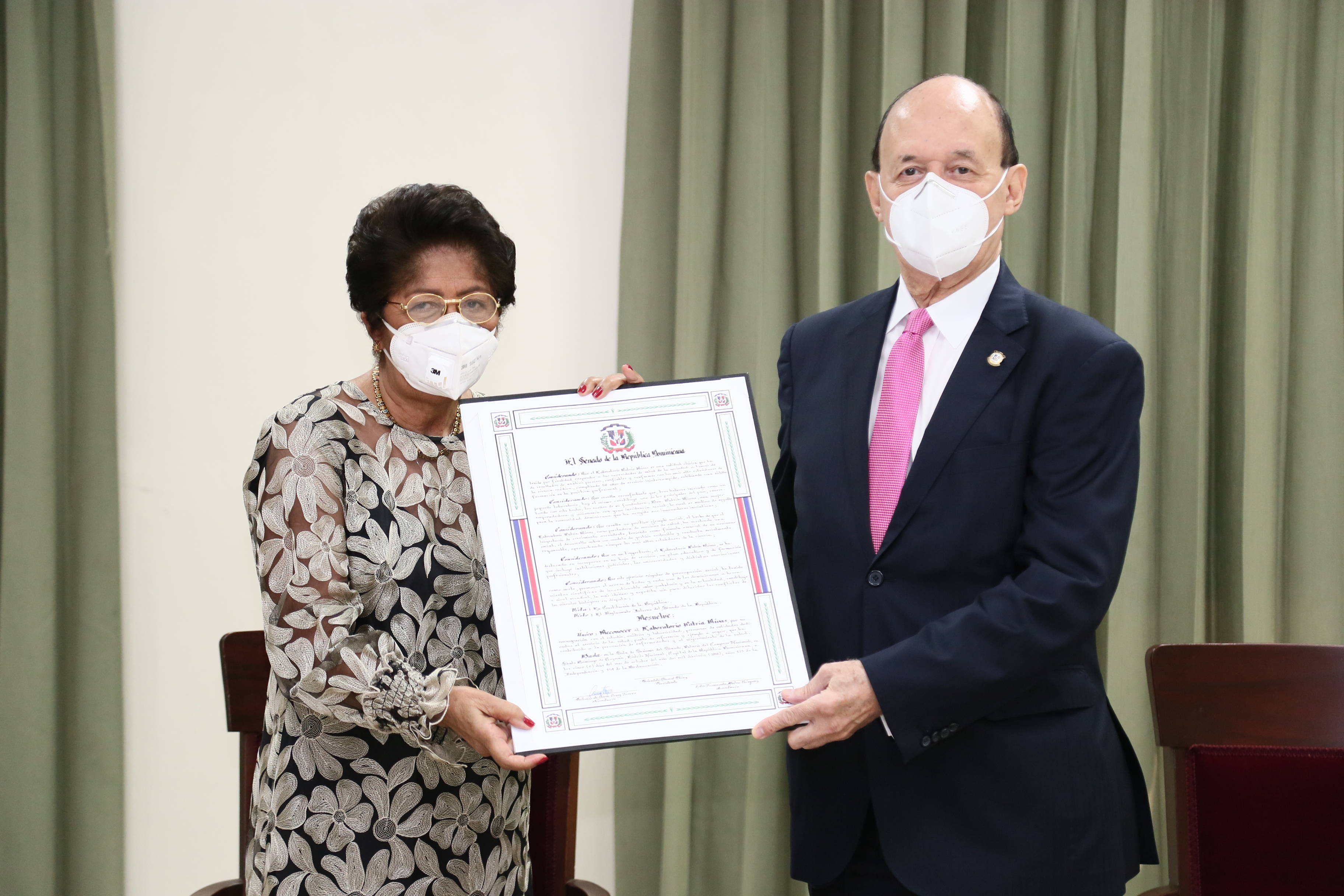 Patria Rivas recibe reconocimiento del Senado al cumplir 54 años al servicio de la salud de RD