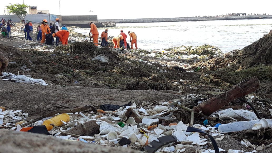 Video | Organizaciones sin fines de lucro se suman a jornada de limpieza en playa Montesinos