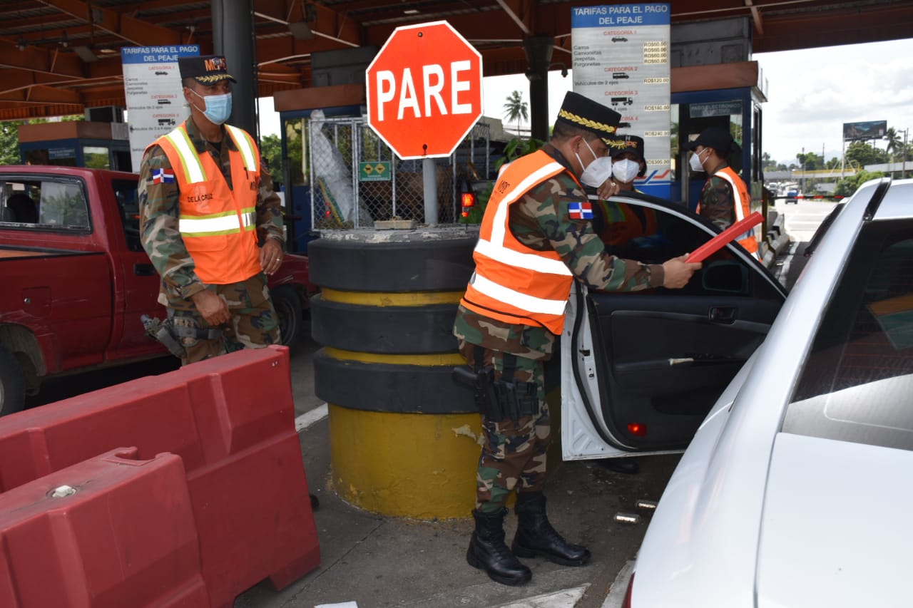 Comisión Militar y Policial del MOPC distribuye mascarillas y triángulos reflectores a conductores en peajes