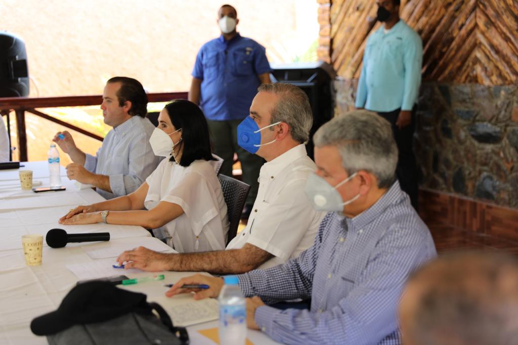 Presidente Abinader promete que los hospitales de la provincia de Pedernales y todo el país serán eficientes