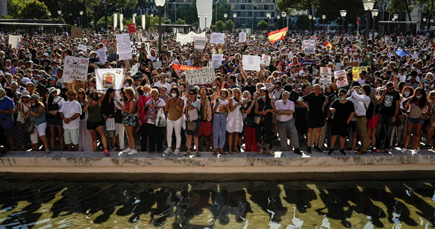 Sin mascarillas ni distancia, la protesta negacionista del coronavirus en Madrid