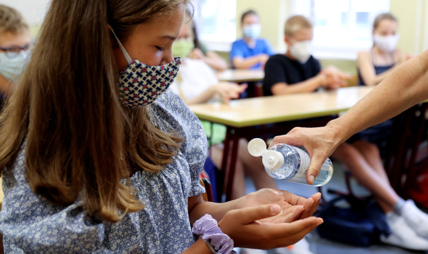 Niños tienen menos posibilidades de contagiarse de coronavirus en la escuela que en su hogar, afirma estudio