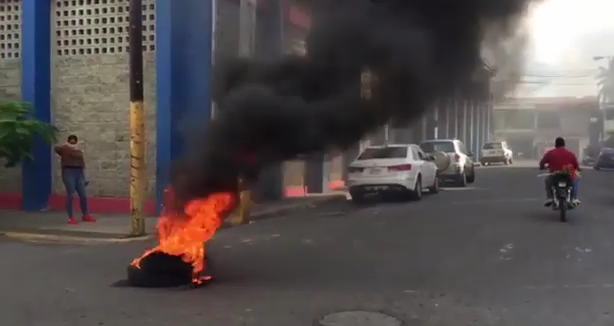 Video | Queman neumáticos en SFM tras manifestación en apoyo a Don Miguelo
