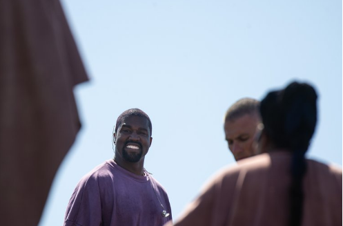 Kanye West como no se había visto en mucho tiempo: sonriente y bailando
