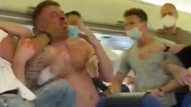 Video | Pelea en un vuelo a Ibiza por dos pasajeros ebrios que se negaban a ponerse la mascarilla