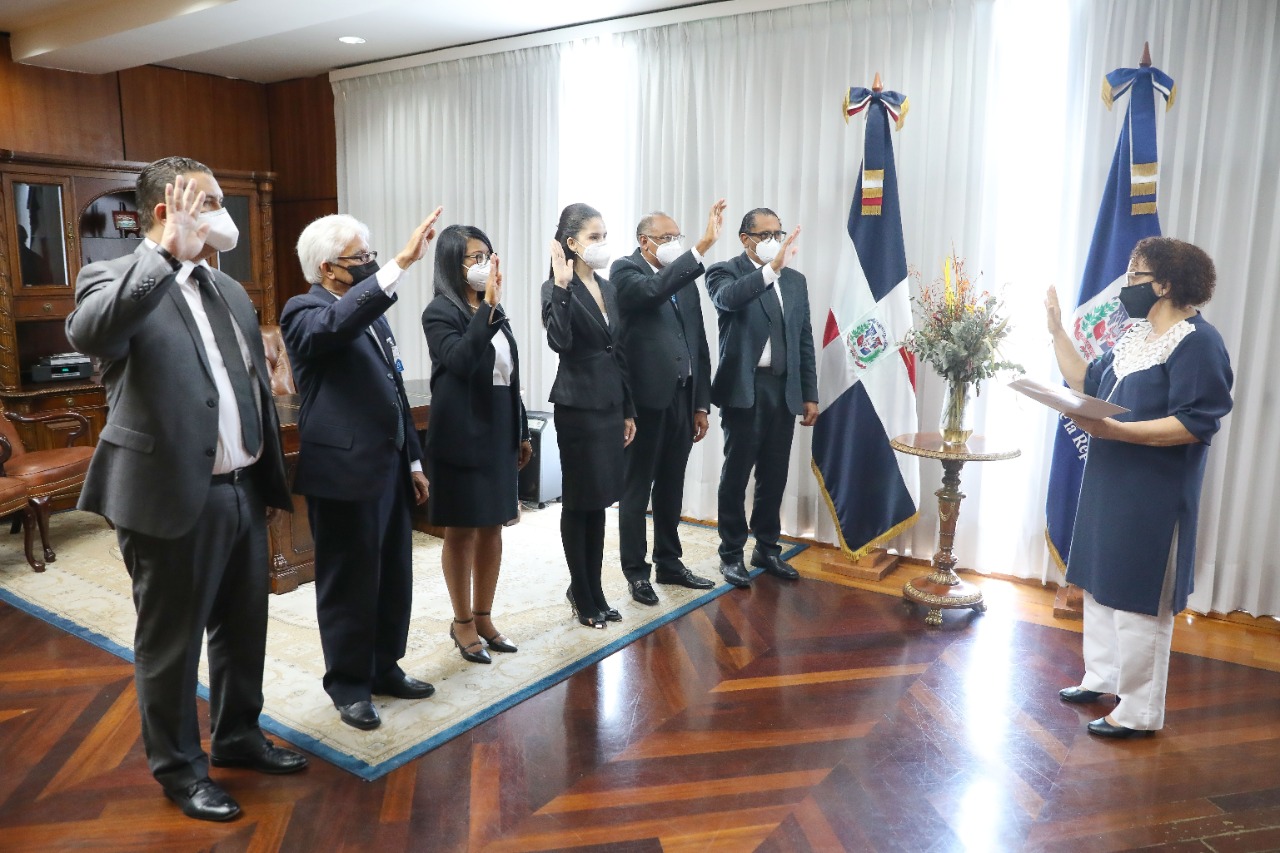 Miriam Germán Brito toma juramento a procuradores adjuntos designados por el Poder Ejecutivo