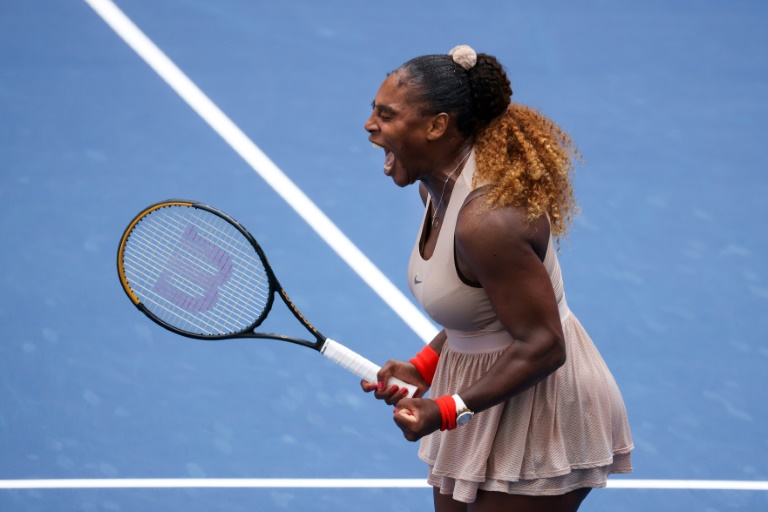 Serena Williams avanza a cuartos del Abierto tras batalla con Sakkari