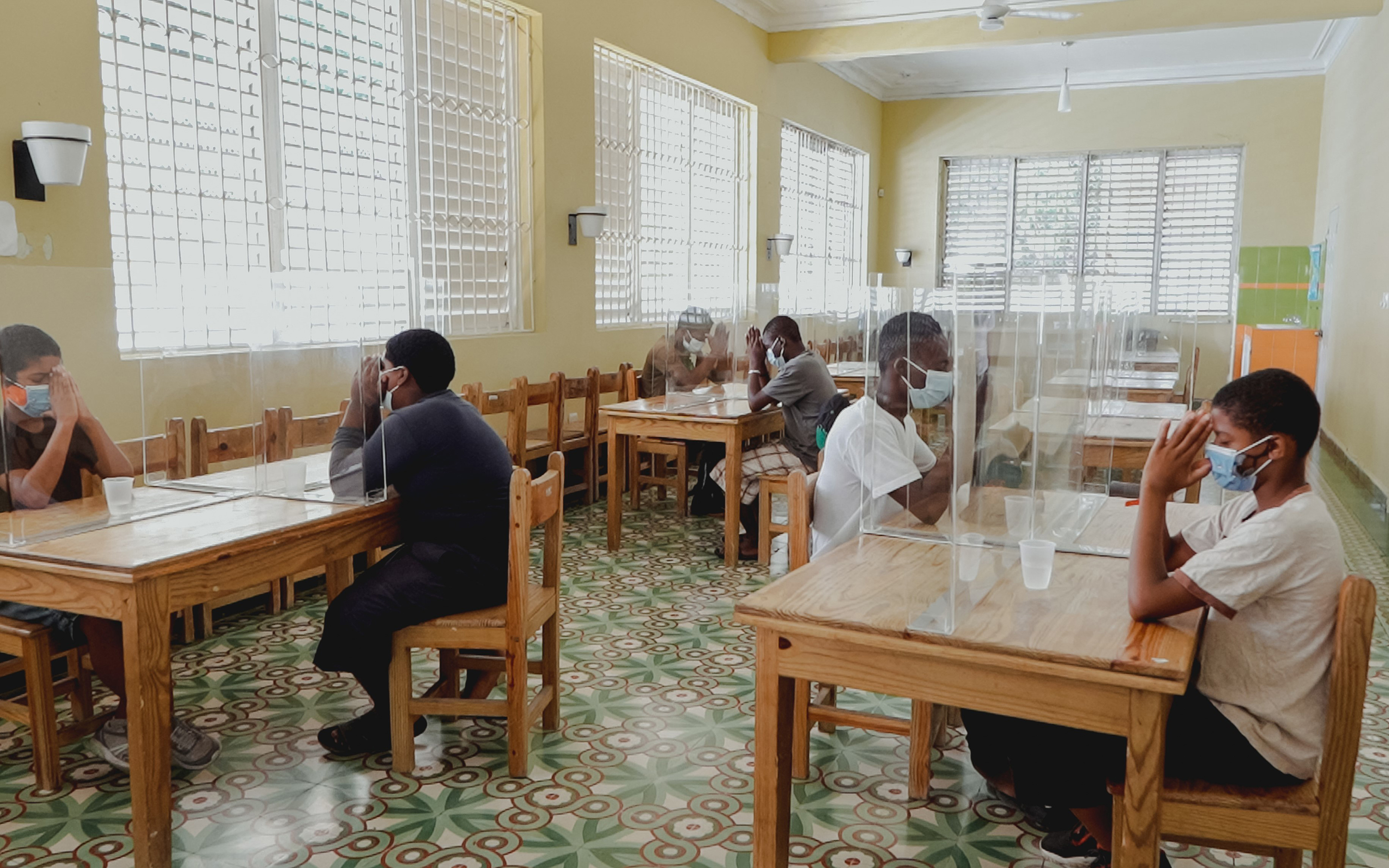 Banco Caribe contribuye a prevenir del COVID a niños de Acción Callejera