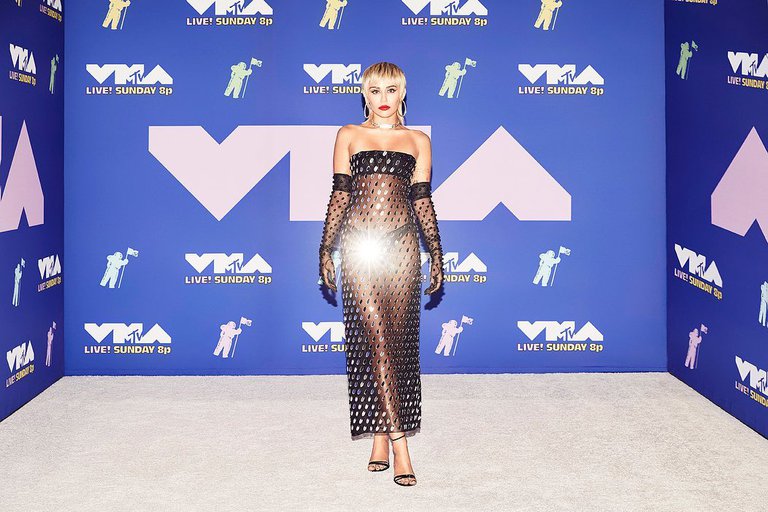 Joyas, un top transparente y un emoji para BTS: las imágenes de Miley Cyrus a un paso de la censura en Instagram