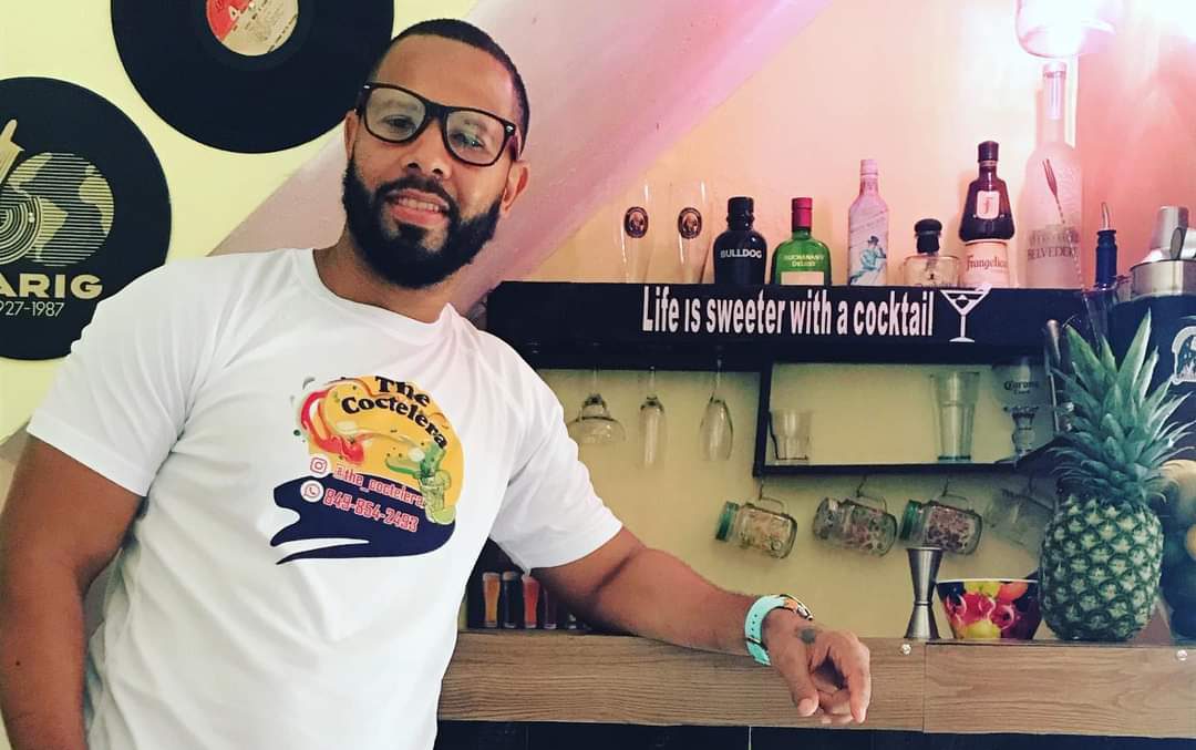 #UnMinutoEmprendedor | Joven bartender que perdió su trabajo por la pandemia, creó negocio de cócteles en su barrio