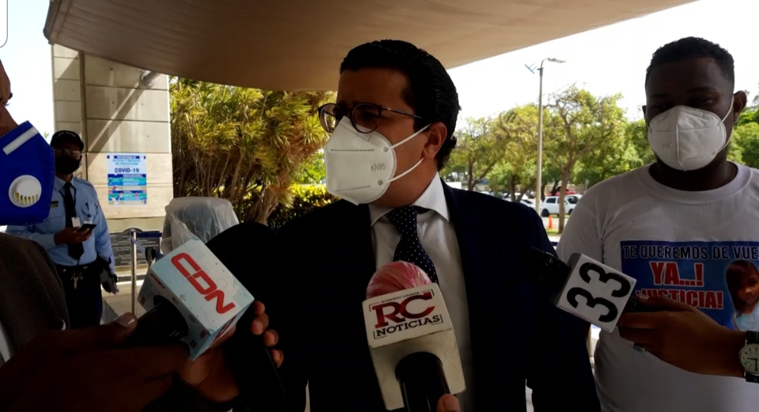 Video | Procuradora Miriam Germán recibe al abogado y padres de la niña Liz María