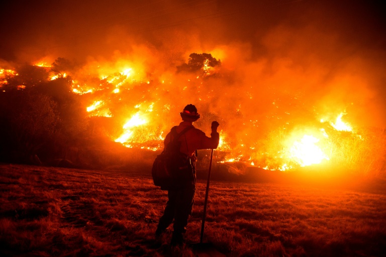 Sin lluvias a la vista y mucho calor, California encara más fuego