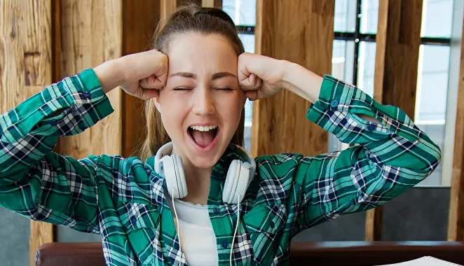 Cantar y gritar en clase aumenta el riesgo de contagio con COVID-19