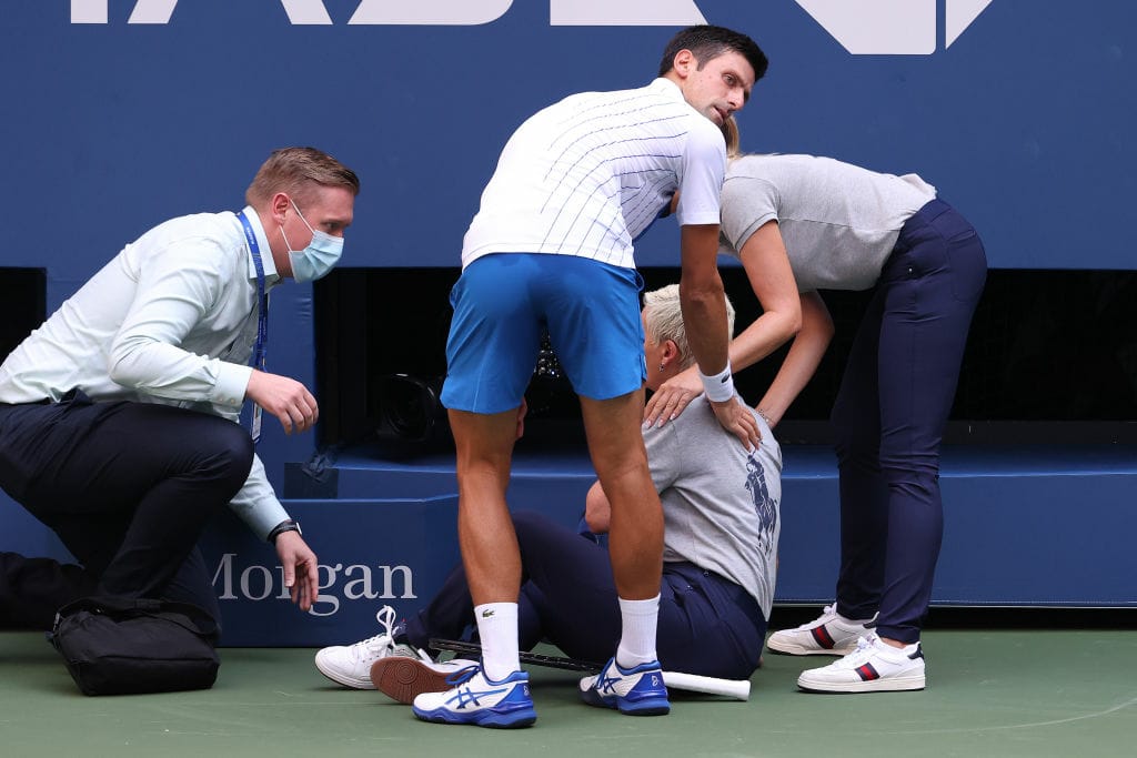 Video | Novak Djokovic fue descalificado del US Open por haberle pegado un pelotazo a una jueza de línea