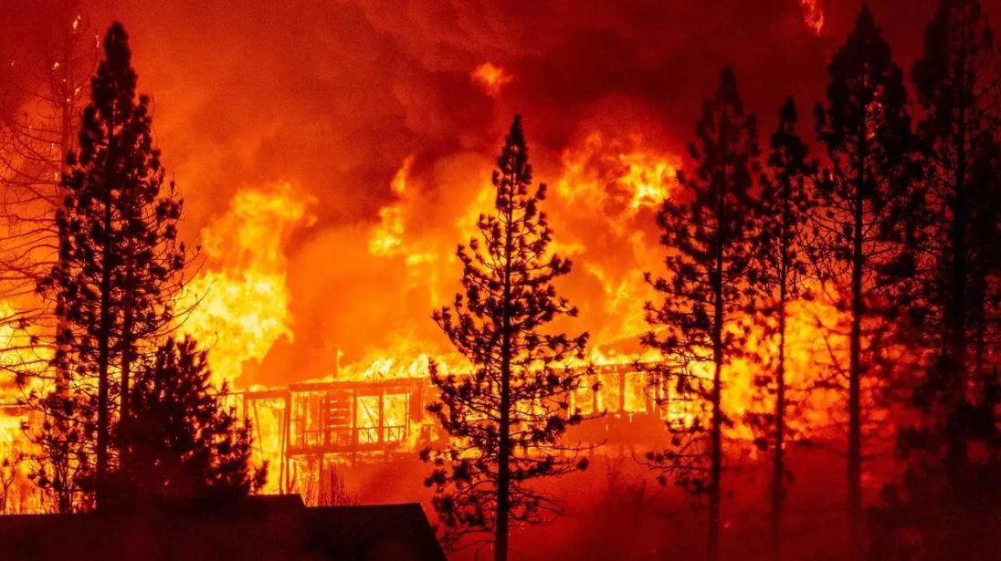 ¿Reconstruir o despoblar? Futuro incierto para comunidades azotadas por fuegos en EEUU